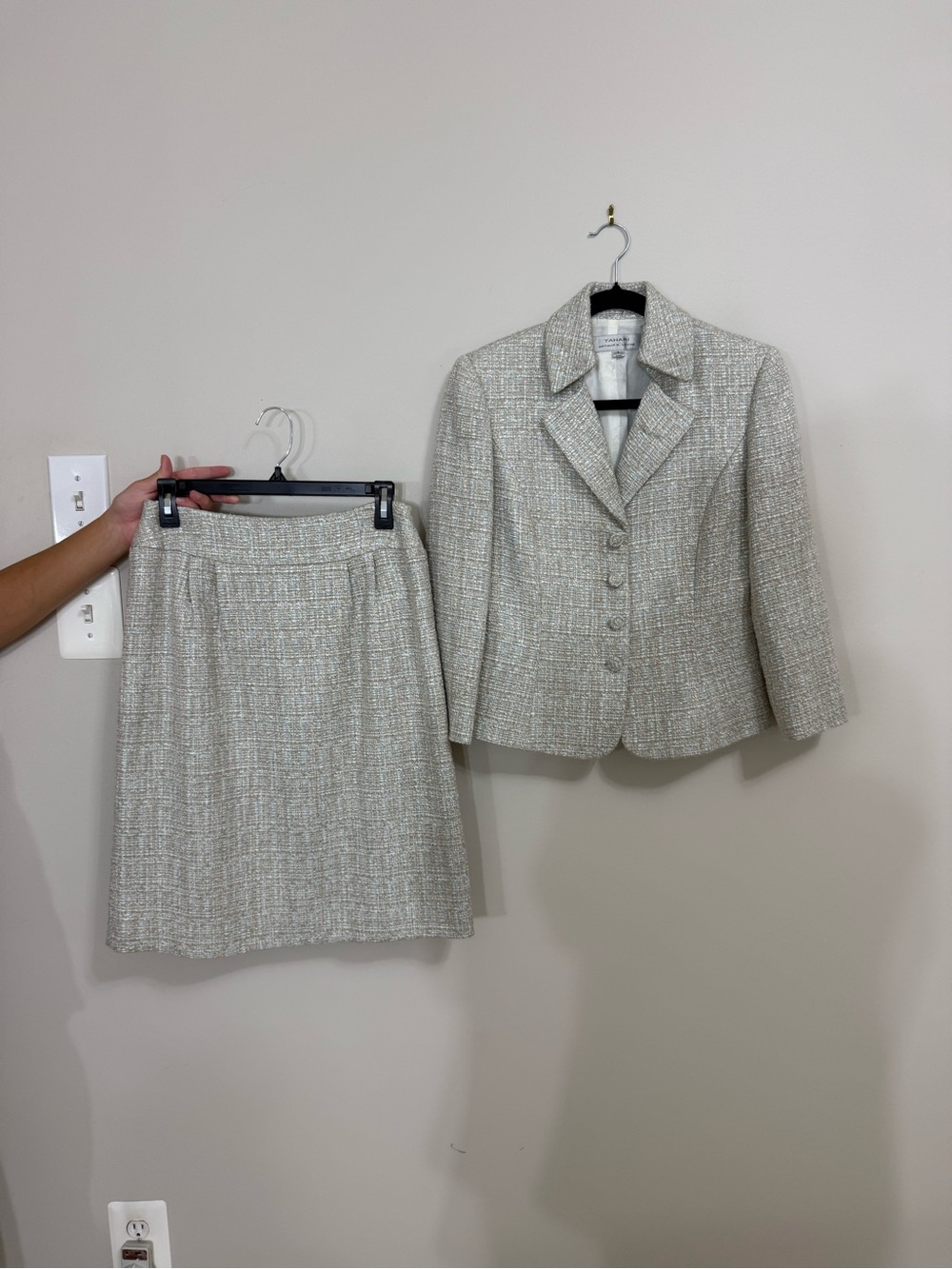 Tahari Arthur S. Levine Women's Size 6 Classic Tweed Skirt Suit- Light Beige Mix